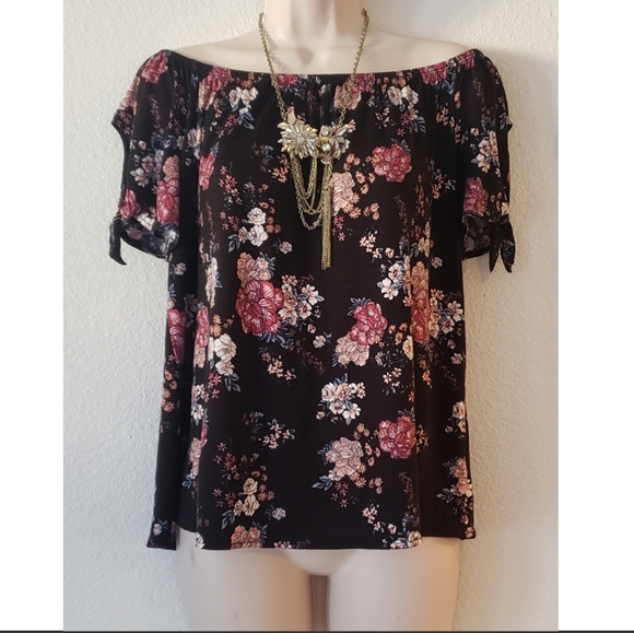 🆕️Pink Republic Over the Shoulder Floral Top - Picture 1 of 8